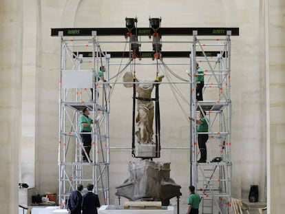 Restauraci&oacute;n de La victoria de Samotracia en el Louvre en 2013.