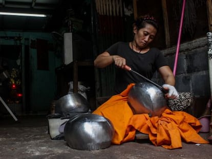 Una artesana de la comunidad de Ban Baat, en Bangkok, donde a&uacute;n se fabrican a mano cuencos para los monjes budistas. 