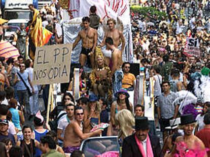Decenas de miles de personas se manifestaron ayer en el Centro de Madrid en el Día del Orgullo Gay.