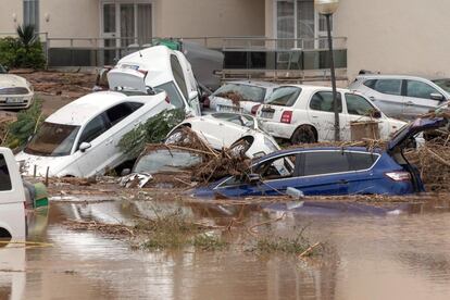 Cars piled up due to the torrential rain in Sant Llorenç des Cardassar (Mallorca).  