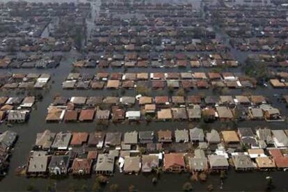 Imagen aérea de un barrio de Nueva Orleans anegado una semana después del paso del huracán Katrina.