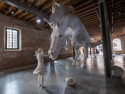 Venecia, Italia - 10 de mayo: Visión general en el Pabellón Argentino (57ª Exposición Internacional de Arte de la Bienal de Venecia) con la instalación de Claudia Fontes "El problema del caballo". Foto de