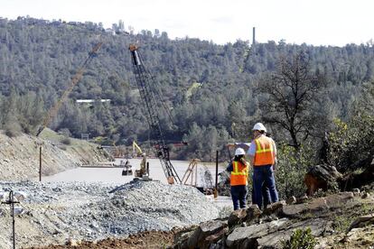 Los equipos de construcción han drenado el río delante del desagüe principal de la presa mientras duran las reparaciones. El lunes, las autoridades de California detuvieron el flujo de agua para que los camiones puedan tabajar y retirar todos los escombros dejados por la crisis, que afectan al funcionamiento de la planta eléctrica que hay debajo de la presa.