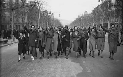 Celebración de la victoria franquista en el Paseo de Gràcia, de Barcelona, el 27 de enero de 1939, con jóvenes barcelonesas de la burguesía catalana confraternizando con los soldados.