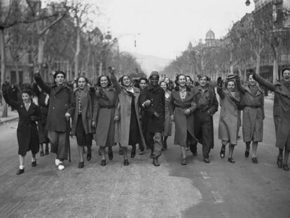 Celebración de la victoria franquista en el Paseo de Gràcia, de Barcelona, el 27 de enero de 1939, con jóvenes barcelonesas de la burguesía catalana confraternizando con los soldados.