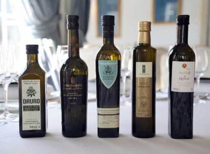 Cinco botellas de los selectos aceites del club Grandes Pagos de Olivar.