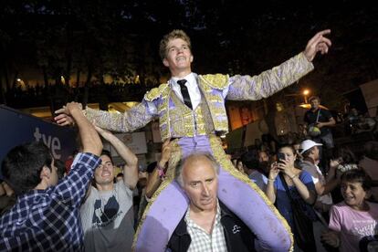 El novillero sevillano Borja Jim&eacute;nez sale a hombros de la plaza de toros de Pamplona.