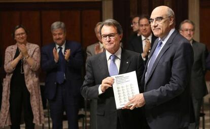 Artur Mas, junto a Salvador Alemany, responsable del CAREC.