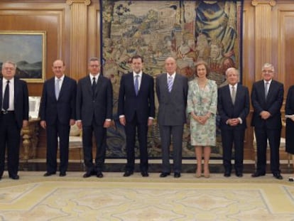 Los nuevos magistrados del Tribunal Constitucional, Encarnación Roca (2d), Fernando Valdés Dal-Ré (d), Juan José González Rivas (i) y Andrés Ollero (2i) en el acto presidido por los reyes de España, el presidente del Gobierno, Mariano Rajoy (4i), el ministro de Justicia, Alberto Ruiz Gallardón (3i), y el presidente del Tribunal Constitucional, Pascual Sala (4d).