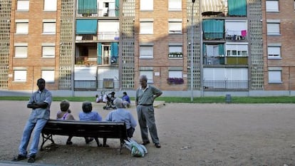 Vecinos en el barrio de Orriols, en Valencia.
