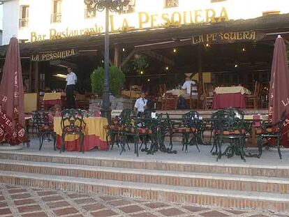 Clientes y trabajadores de un restaurante de Marbella.