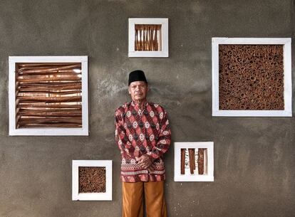 Un productor local en el centro de enseñanza erigido en Kerinci, Sumatra, Indonesia.