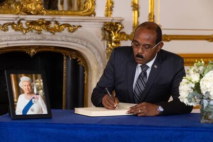 El primer ministro de Antigua y Barbuda, Gaston Browne, firma un libro de condolencias en Lancaster House, tras la muerte de la reina Isabel II, el 17 de septiembre en Londres.