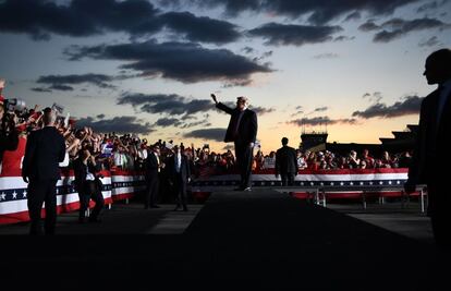 El presidente de Estados Unidos, Donald Trump, saluda a sus partidarios durante un mitin de su campaña 'Make America Great Again' en el aereopuerto regional de Williamsport en Pensilvania (EE UU), el 20 de mayo de 2019.