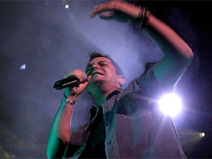 Alejandro Sanz, durante su actuación anoche en la madrileña plaza de Las Ventas.
/CLAUDIO ÁLVAREZ