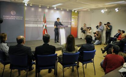 Los consejeros del Gobierno vasco escuchan sentados en primera fila la intervención del ‘lehendakari’, ayer en Vitoria.