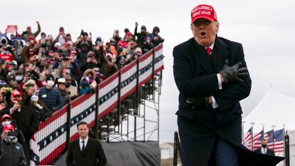 Em comício no estado de Michigan, o presidente Donald Trump faz brincadeira sobre o frio do local