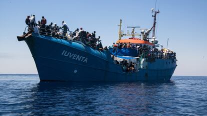 El buque 'Iuventa' durante unas labores de rescate de migrantes en el Mediterráneo en 2016.