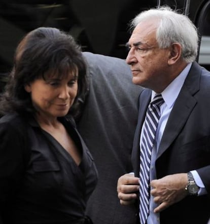 El exdirector gerente del FoNdo Monetario Internacional, el francés Dominique Strauss-Kahn, acompañado de su esposa, Anne Sinclair, a su llegada al tribunal de Manhattan.