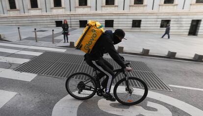 Un repartidor de Glovo, en Madrid.