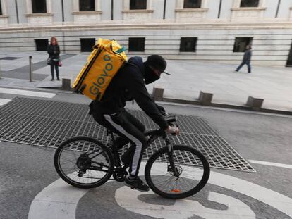 Un repartidor de Glovo, en Madrid.