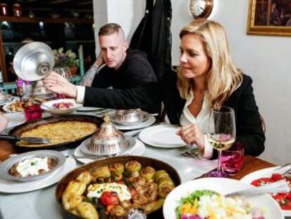 Michael Voltaggio y Mariana van Zeller, durante una comida en Sarajevo.
