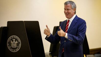 Bill de Blasio vota na eleição municipal de Nova York.