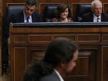 Pablo Iglesias pasa frente a la bancada socialista este miércoles en el Congreso de los Diputados.