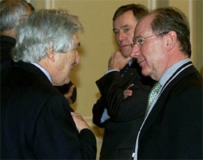 Rodrigo Rato (derecha) conversa con el presidente del banco Mundial, James Wolfensohn, en la cumbre de Ottawa.