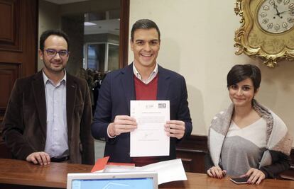 Pedro Sánchez registra les primeres iniciatives del PSOE al Congrés, amb Isabel Rodríguez i Antonio Hernando.