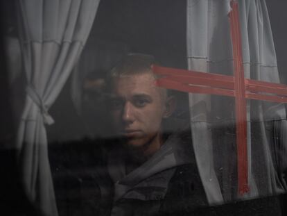 Un joven mira por la ventana de un autobús de evacuación el domingo en Kramatorsk, donde las autoridades prevén una inminente ofensiva rusa.