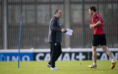 Marcelo Bielsa y Fernando Amorebieta en el entrenamiento de Lezama.