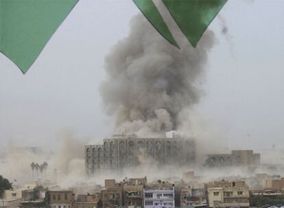 Columna de humo sobre el edificio del Ministerio de Justicia tras los atentados de ayer en Bagdad.