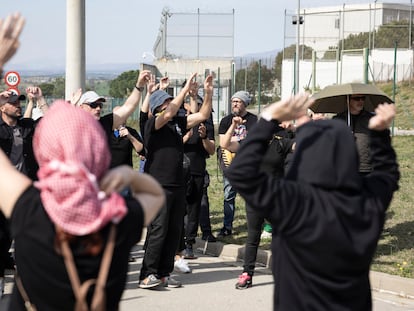 Concentración de funcionarios frente a la cárcel de Quatre Camins (Barcelona), en la tercera jornada de protestas por el asesinato en prisión de una cocinera a manos de un interno.