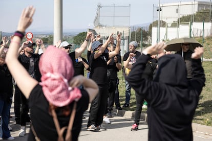Concentración de funcionarios frente a la cárcel de Quatre Camins (Barcelona), en la tercera jornada de protestas por el asesinato en prisión de una cocinera a manos de un interno.