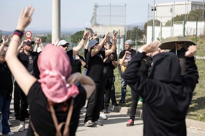 Concentración de funcionarios frente a la cárcel de Quatre Camins (Barcelona), en la tercera jornada de protestas por el asesinato en prisión de una cocinera a manos de un interno.