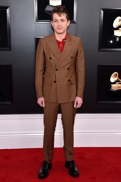 Charlie Puth, autor de éxitos pop como How Long, eligió un traje marrón de Prada.
