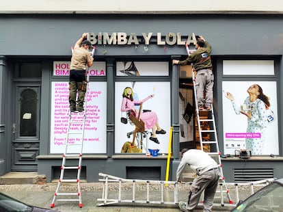 Instalación de un letrero de Bimba y Lola en una nueva tienda.