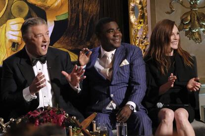De izquierda a derecha: Alec Baldwin, Tracy Morgan y Julianne Moore durante la gala homenaje de Spike TV's "One Night Only: Alec Baldwin".