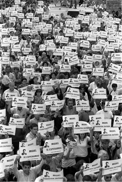 Miles de vecinos de Miguel Ángel blanco se manifiestan en Ermua para reclamar su libertad en julio de 1997.