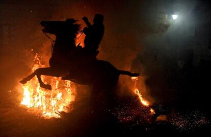 La silueta de un jinete con su caballo en la noche de San Antón.