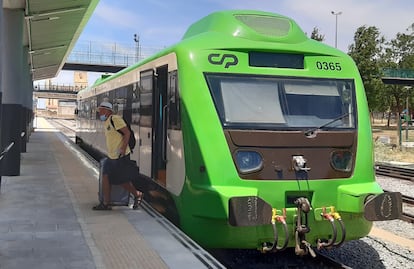 Un pasajero procedente de Lisboa desciende del automotor diésel que sale de Entroncamento en la estación de Badajoz.