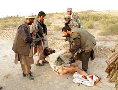Soldados de la Alianza ejecutan a un prisionero talibán.