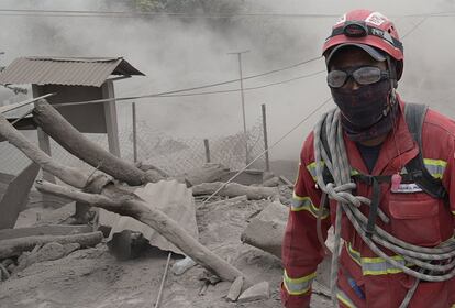 Rescatistas continúan con la búsqueda de más supervivientes en el caserío de El Rodeo (Guatemala), el 5 de junio de 2018, después de la erupción del domingo del volcán de Fuego. 