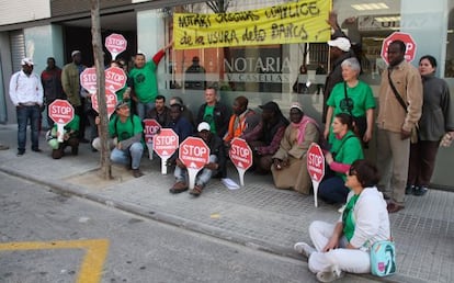 Protesta de la Plataforma de Afectados por la Hipoteca en Salt, Girona