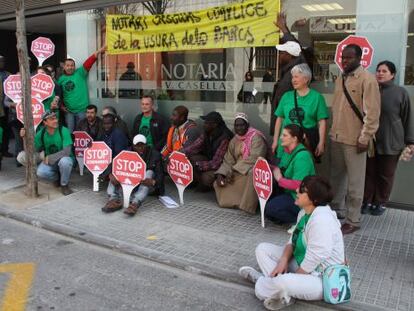 Protesta de la Plataforma de Afectados por la Hipoteca en Salt, Girona