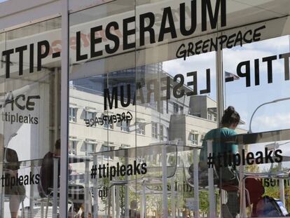 Varios ciudadanos consultan documentos confidenciales sobre el TTIP en una sala habilitada por Greenpeace este lunes en Berl&iacute;n.