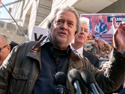 Steve Bannon, a las puertas del tribunal de Washington que lo condenó a cuatro meses de prisión, en octubre de 2022, tras conocer la sentencia.