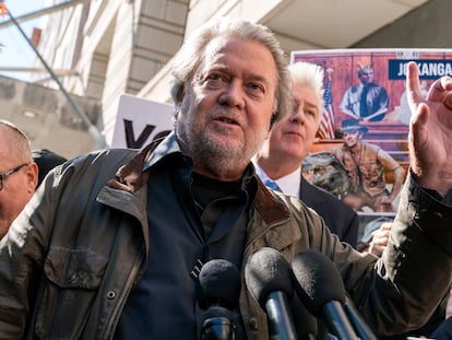 Steve Bannon, a las puertas del tribunal de Washington que lo condenó a cuatro meses de prisión, en octubre de 2022, tras conocer la sentencia.