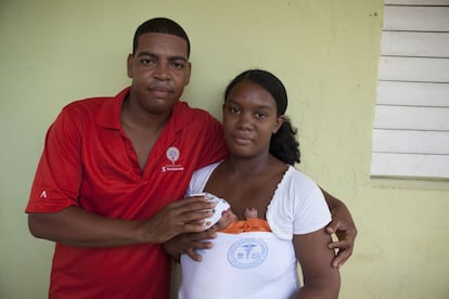 Los padres de la pequeña Esteisy, Nelson y Juanita. Cuando él no está haciendo sus trabajos en el mercado informal, se turna con la madre para aportar el calor que el bebé necesita.